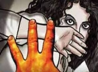 দরজা ভেঙে ঘরে ঢুকে গৃহবধূকে ধর্ষণ 